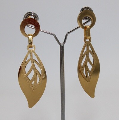 Boucles d&#39;oreilles en acier. .