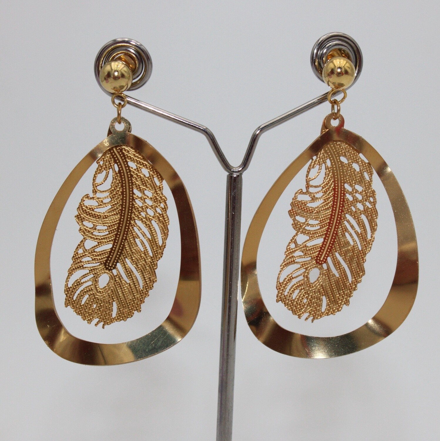 Boucles d&#39;oreilles en acier         .