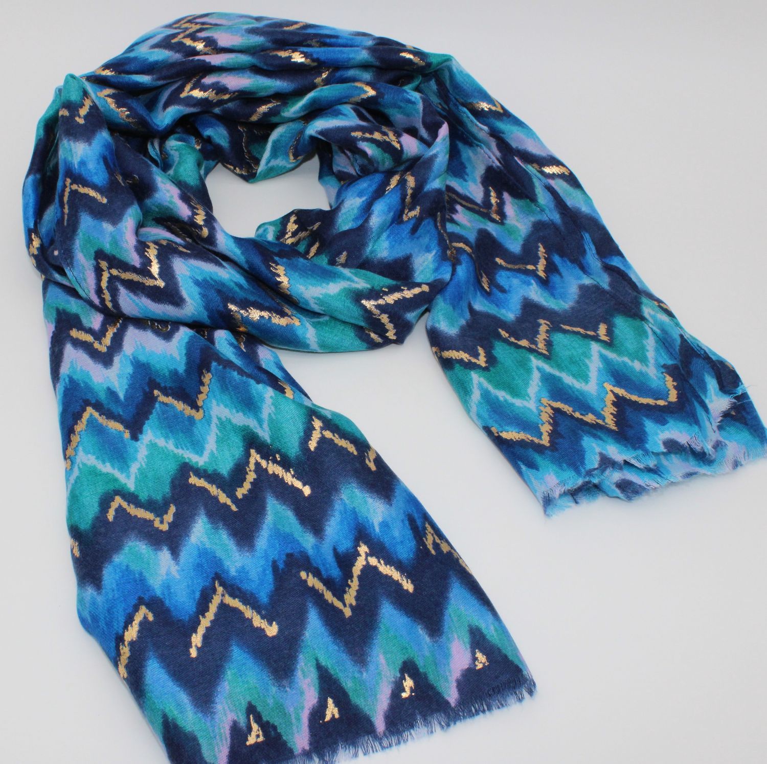 Foulard mi-saison bleu avec imprimés