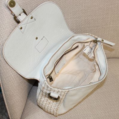 Sac bandoulière en cuir beige.