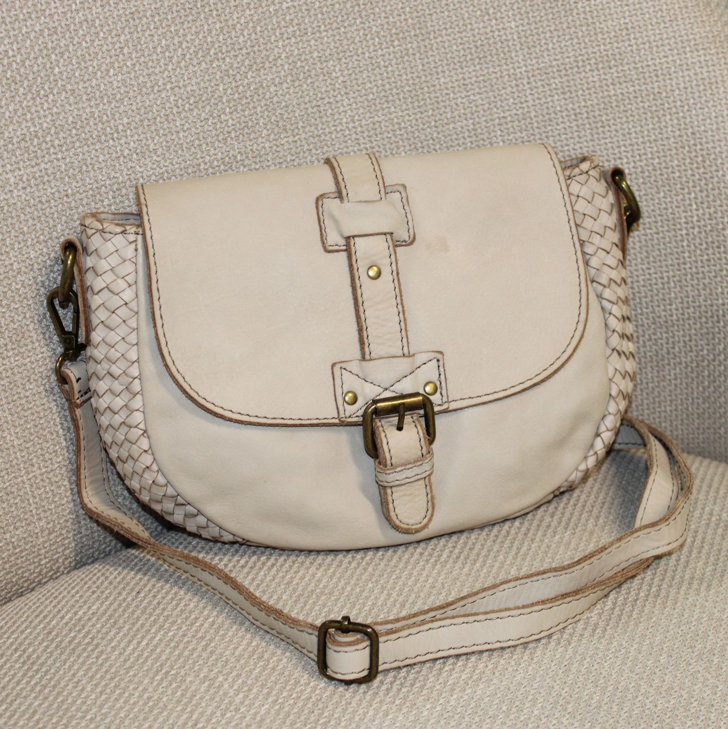 Sac bandoulière en cuir beige.