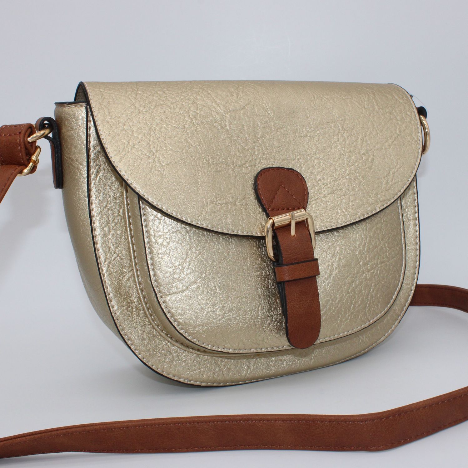 .Sac bandoulière doré.