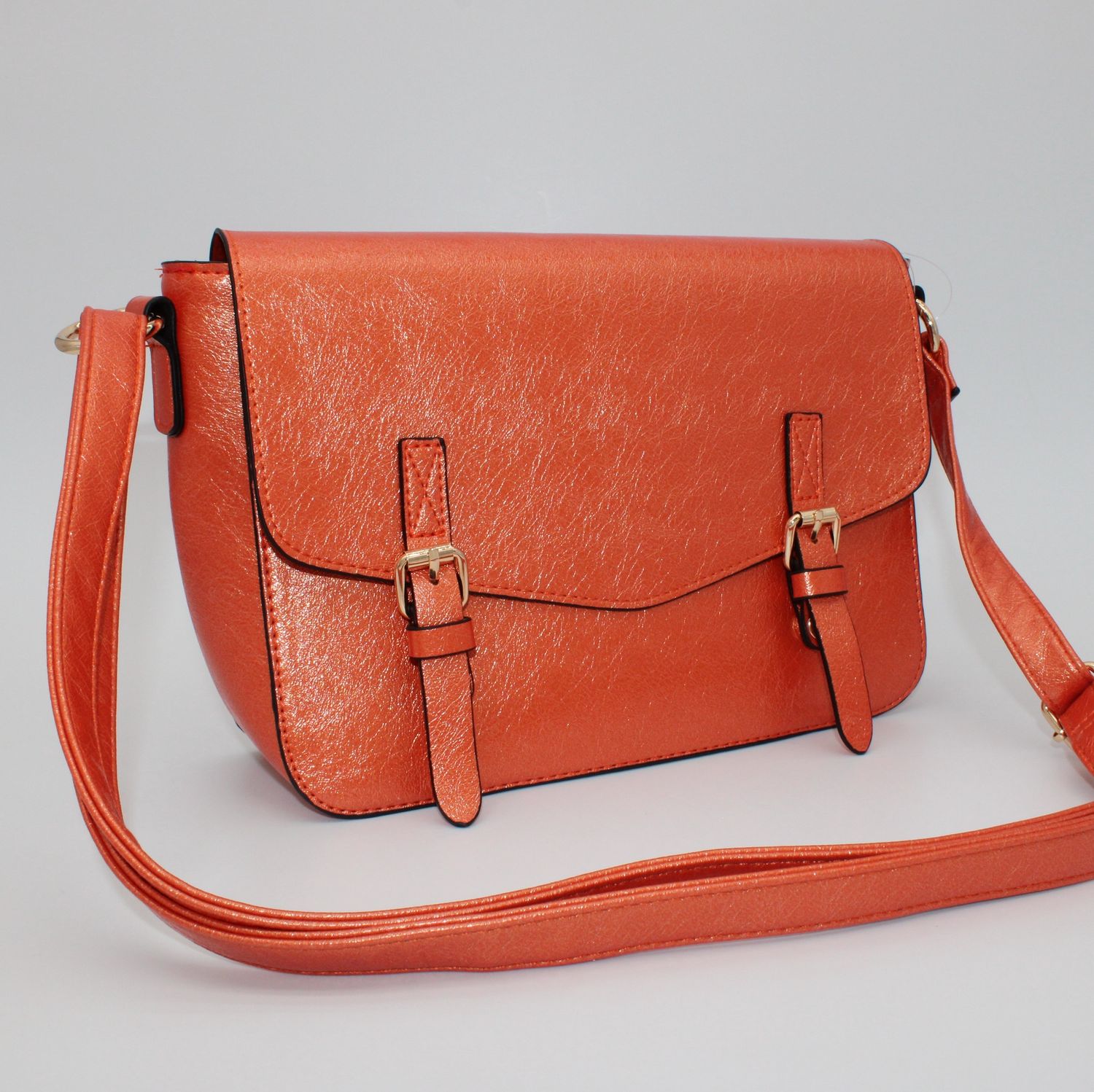 .Sac bandoulière orange métallisé.