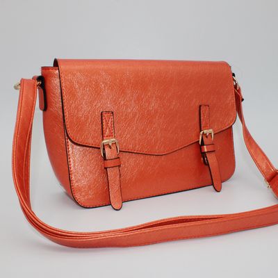.Sac bandoulière orange métallisé.