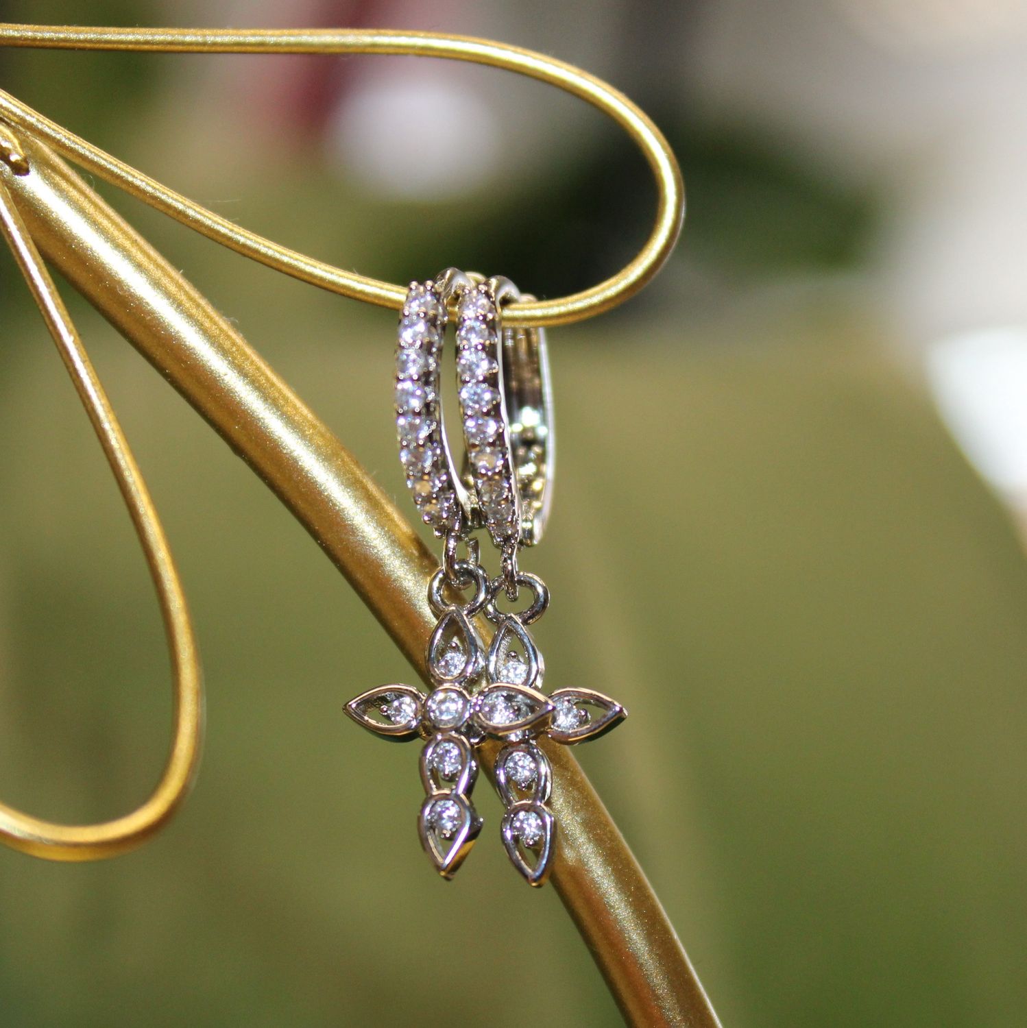 . Boucles d&#39;oreilles en acier.