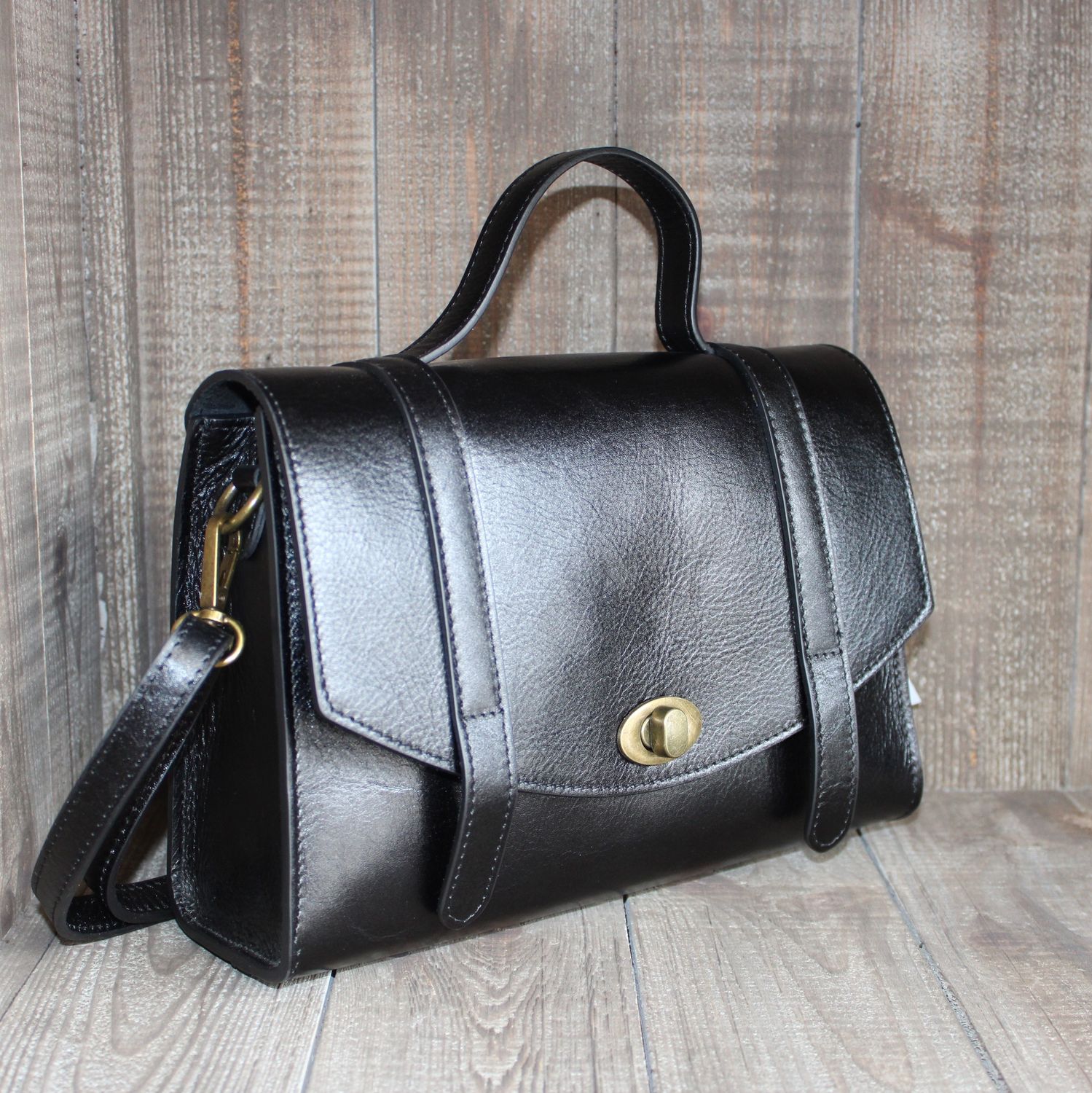 .Sac bandoulière en cuir noir.