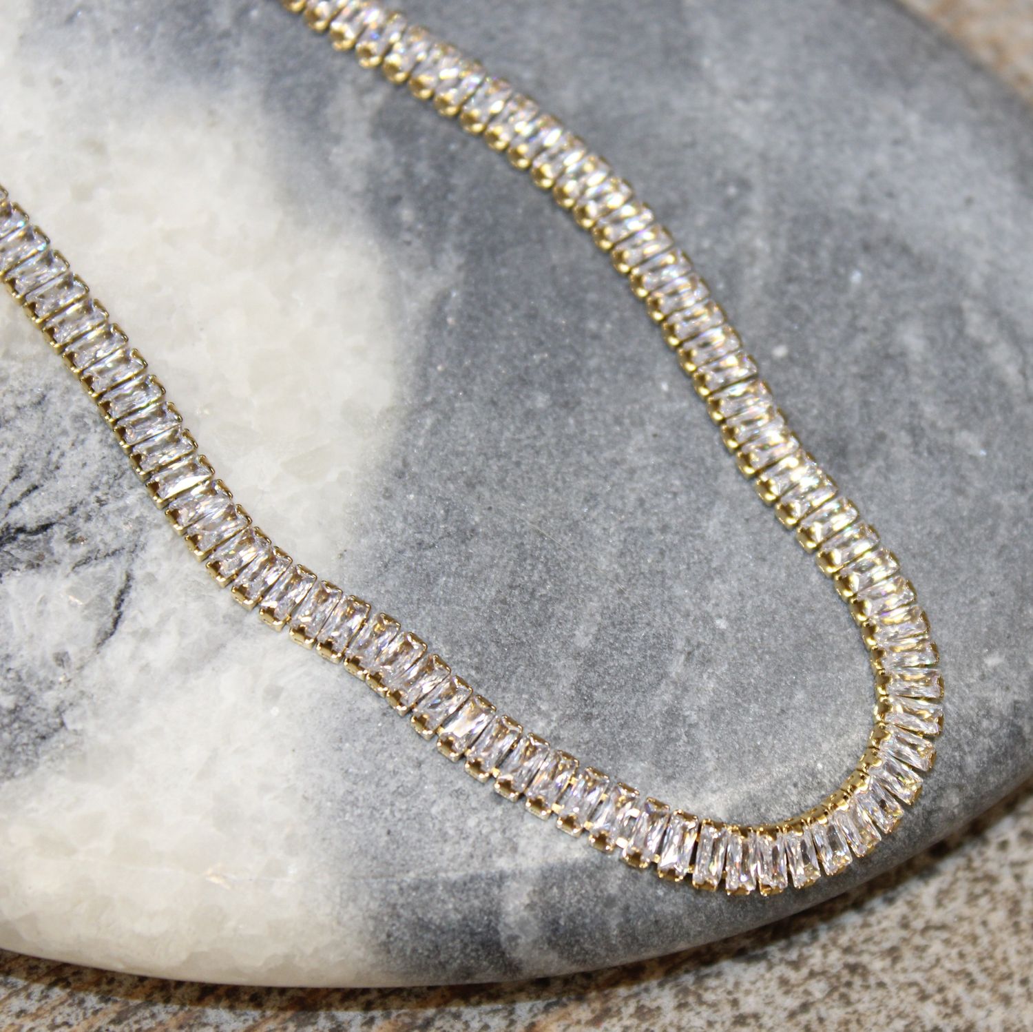 Collier en acier doré et réctangles brillants