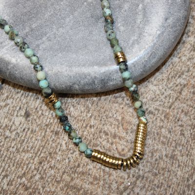 Collier en acier et pierres émeraudes
