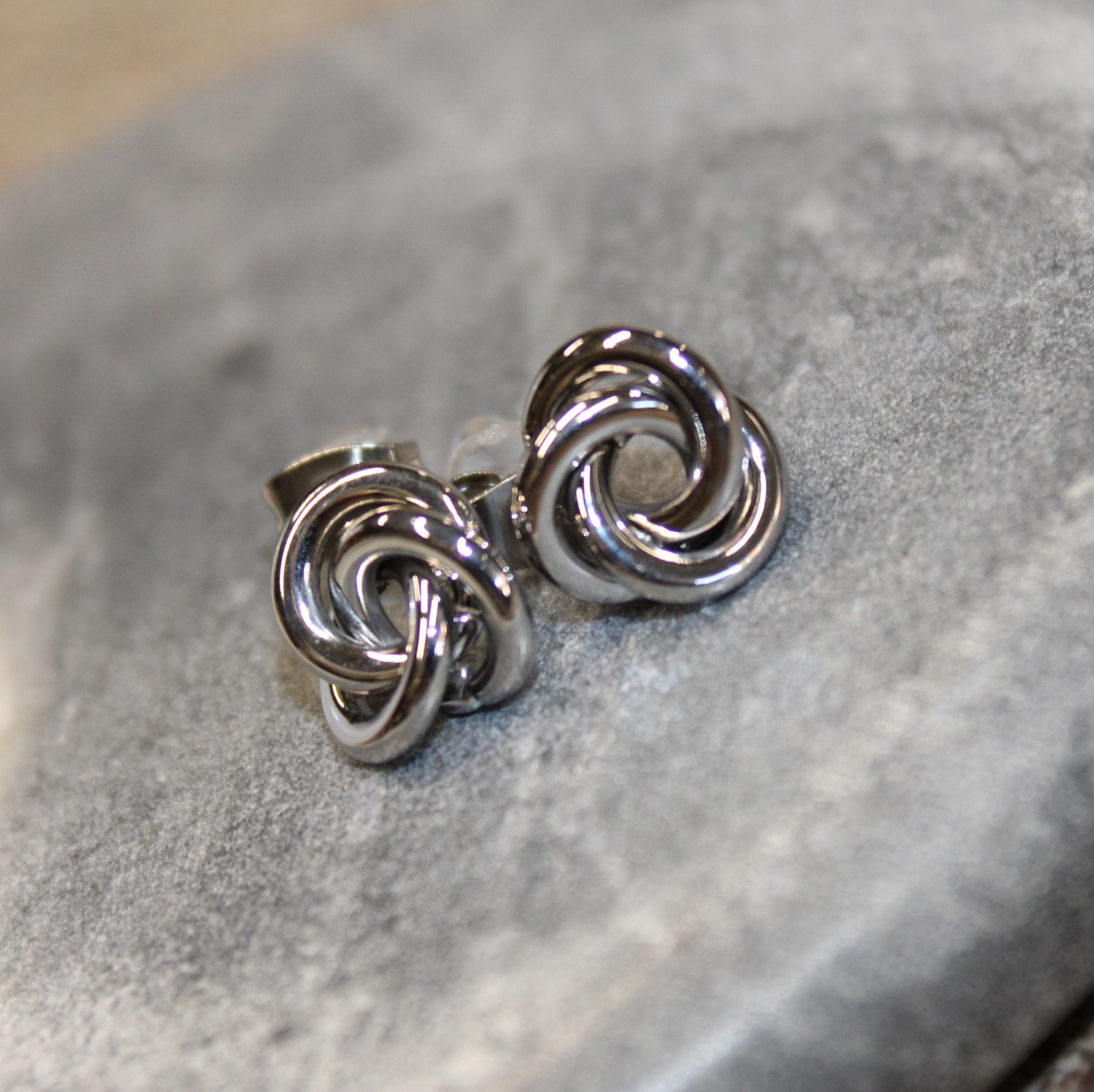 Boucles d&#39;oreilles entrelacées en acier