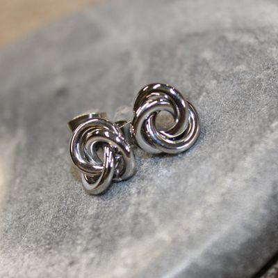 Boucles d&#39;oreilles entrelacées en acier