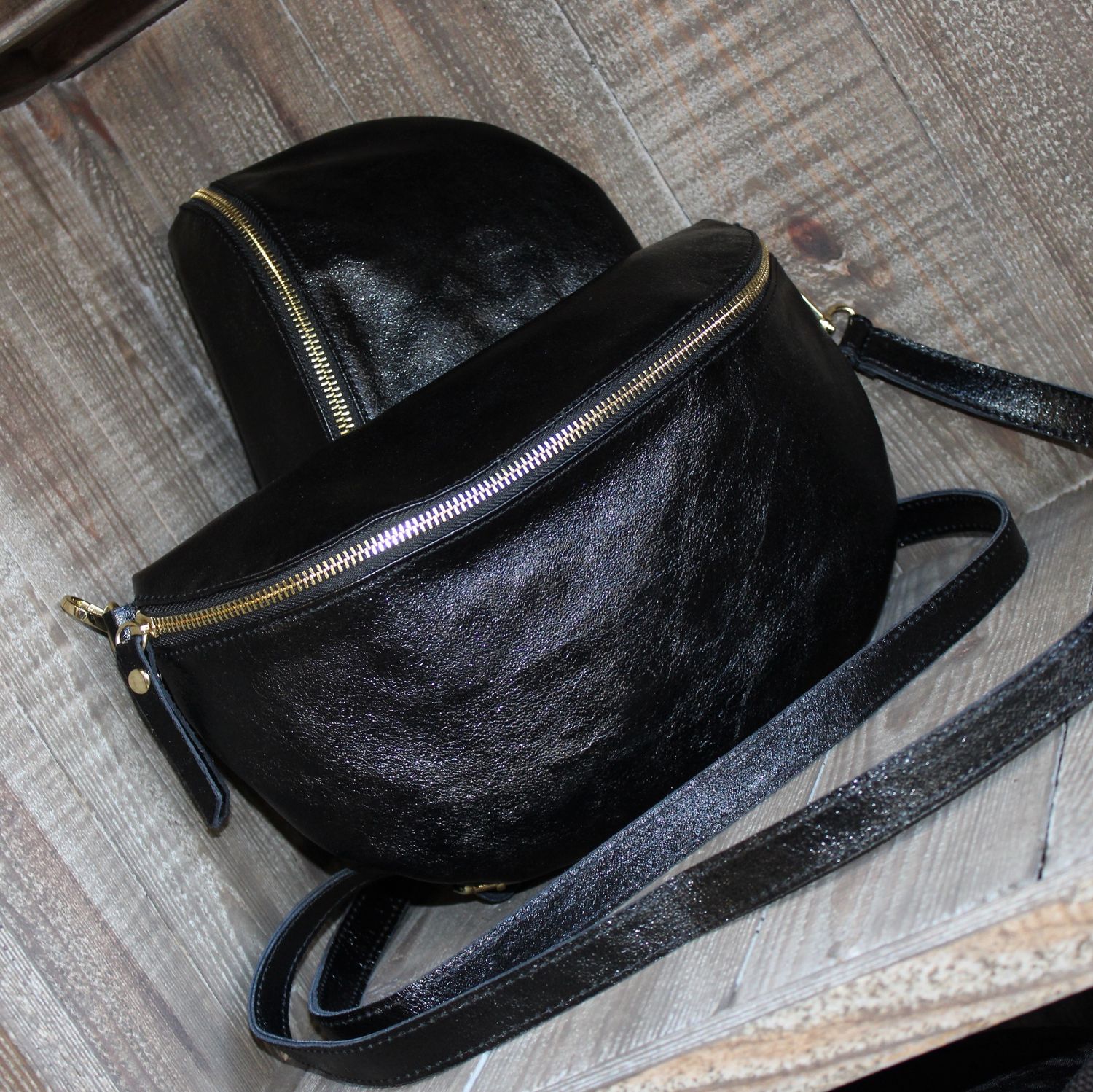 Grand sac banane en cuir noir métallisé