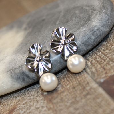 Boucles d&#39;oreilles FLEUR en acier avec perle