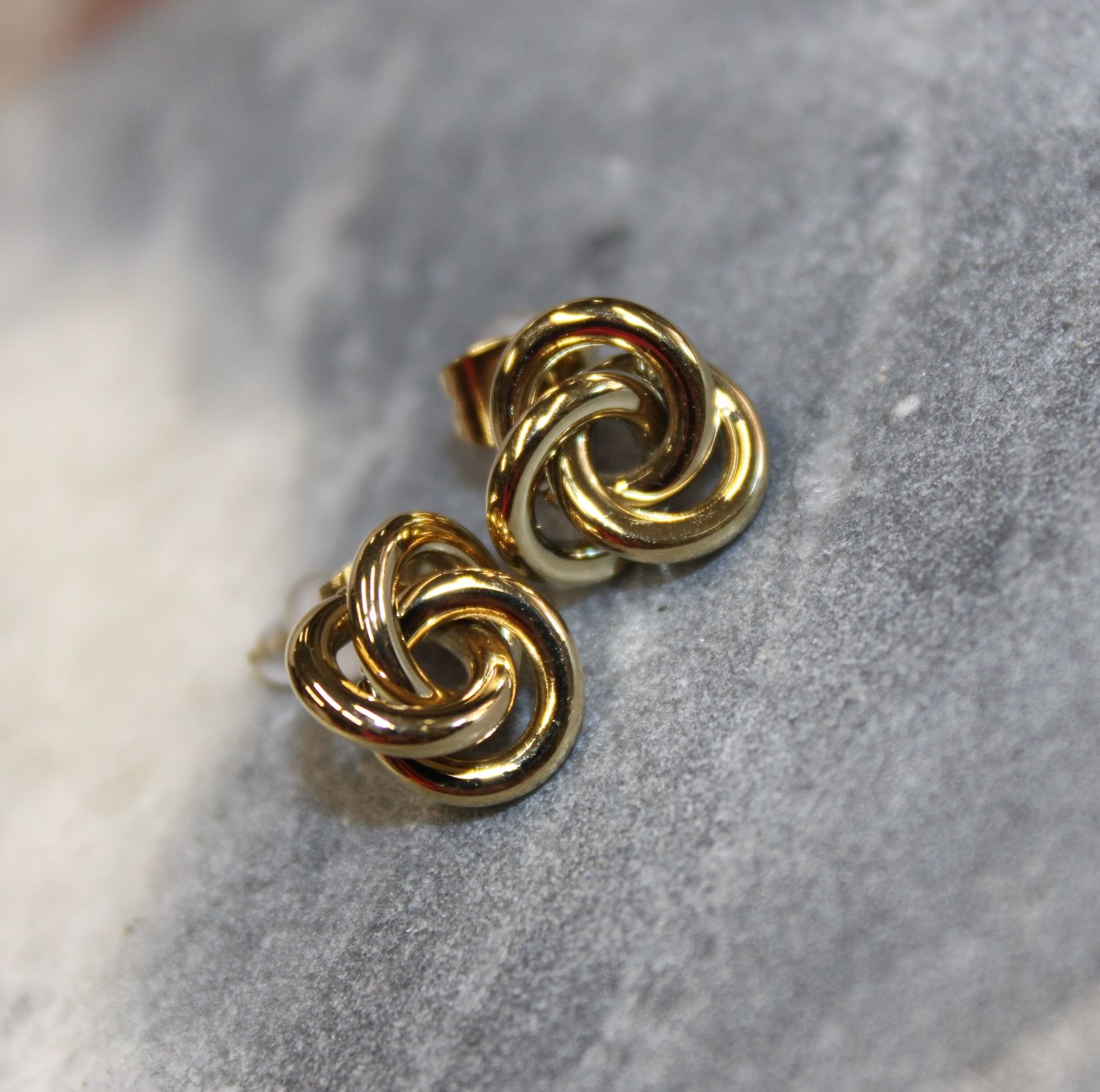 Boucles d&#39;oreilles entrelacées en acier doré
