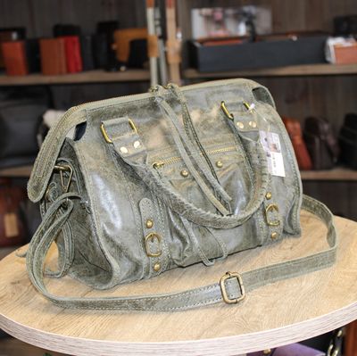 Sac à main en cuir .