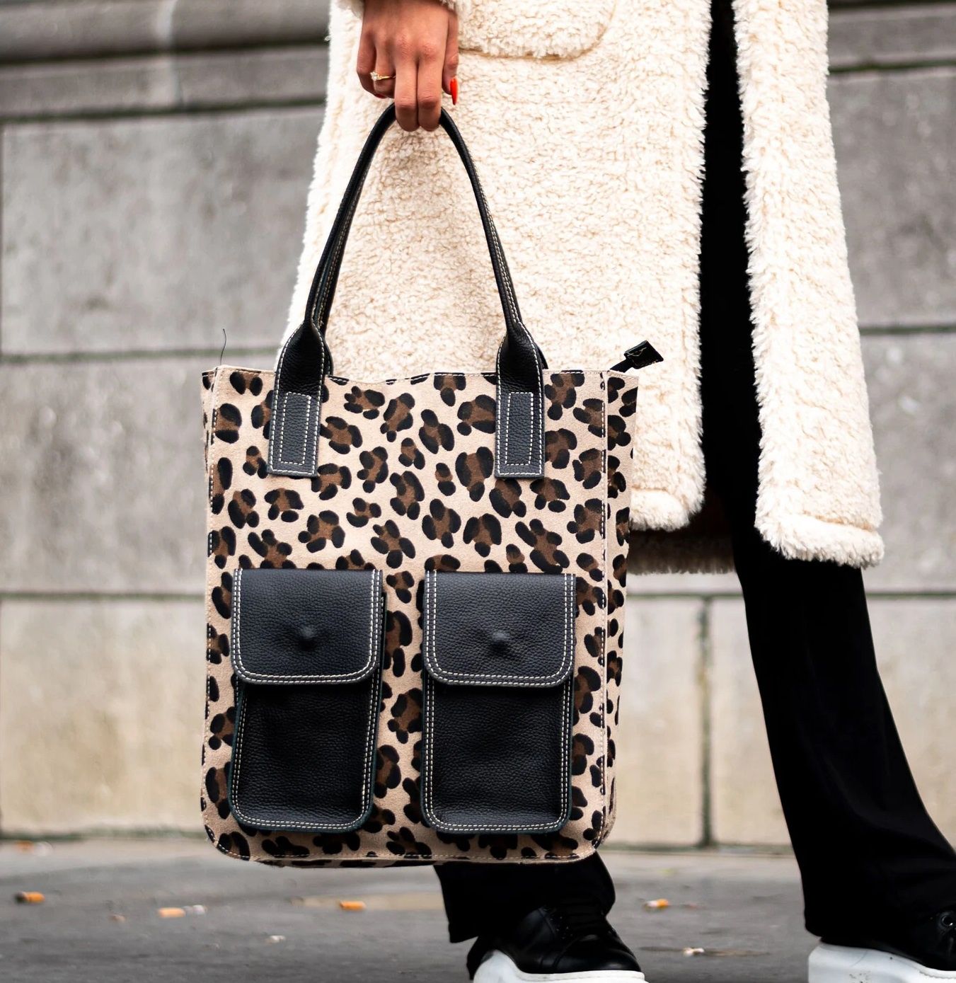 Sac à main en cuir et daim avec imprimés léopard
