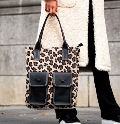 Sac à main en cuir et daim avec imprimés léopard