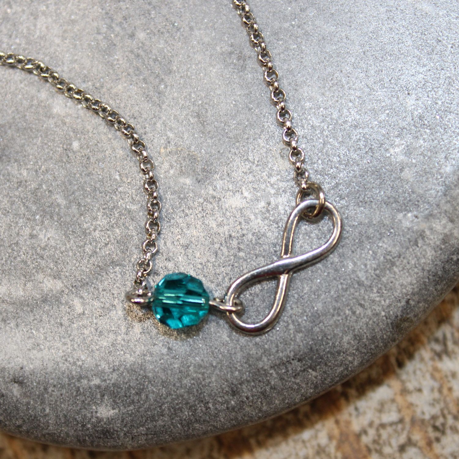Bracelet infini en argent et cristal pétrole