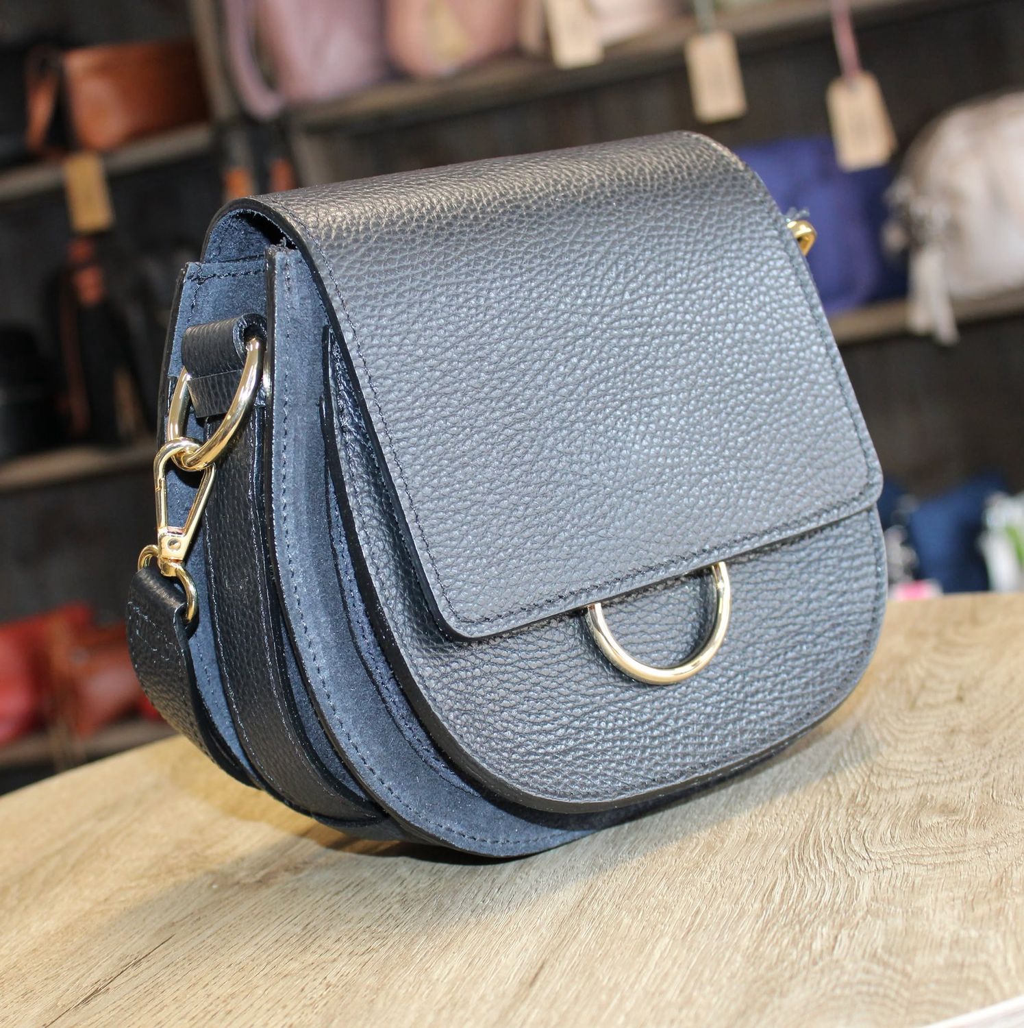 Sac bandoulière en cuir et daim noir