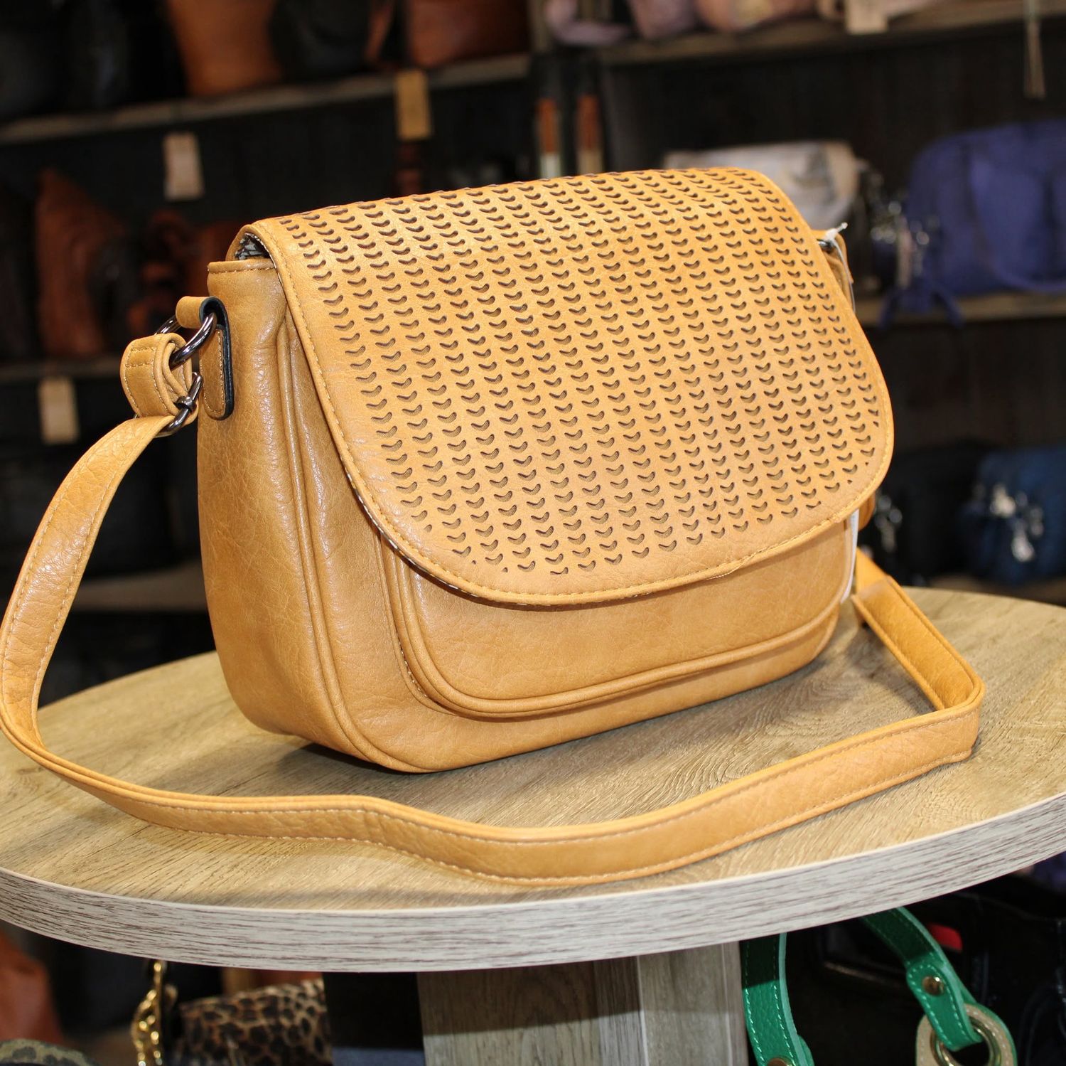 MINI PRIX: Sac perforé en similicuir jaune moutarde