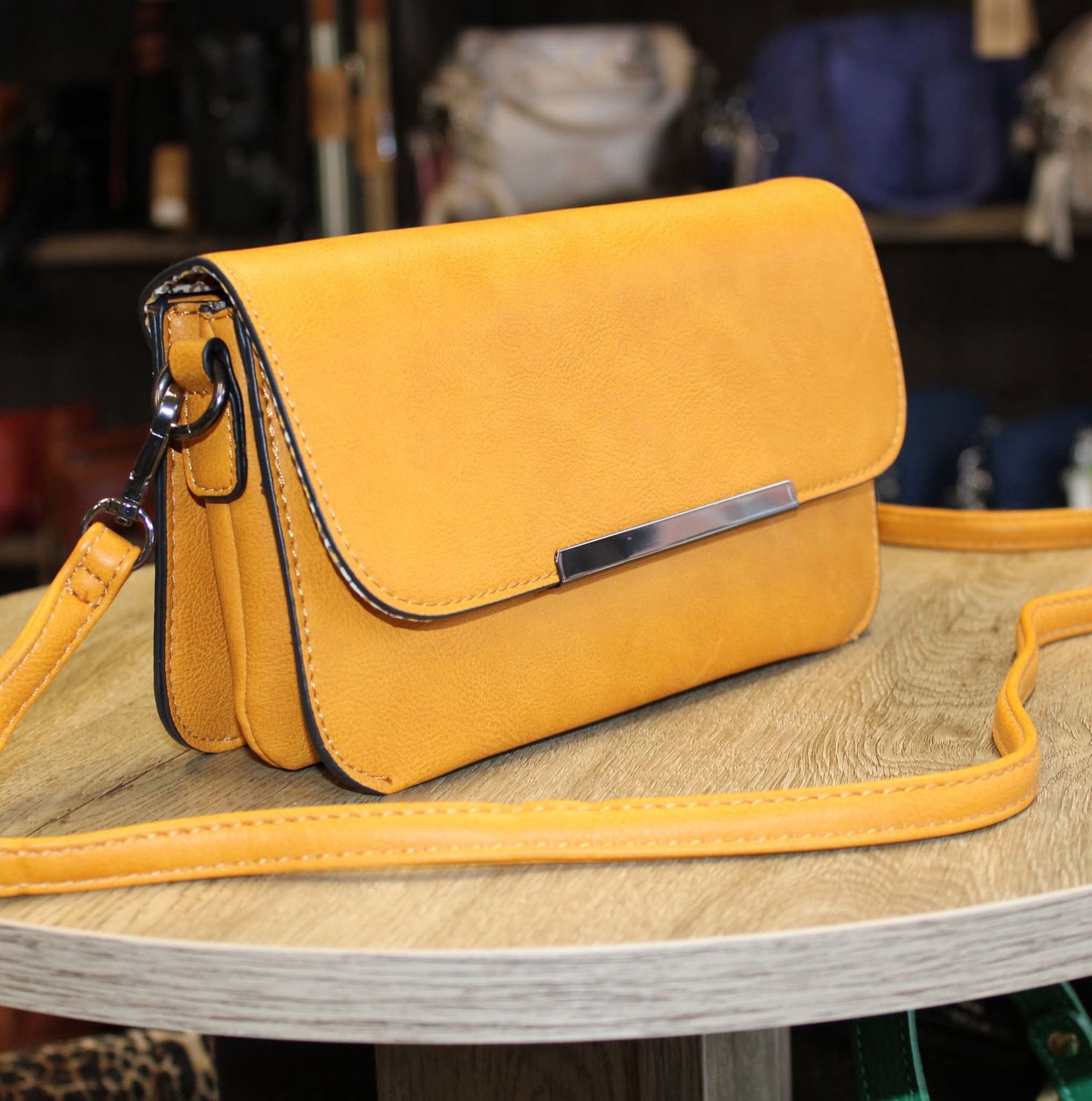 MINI PRIX: petit sac bandoulière en similicuir jaune moutarde