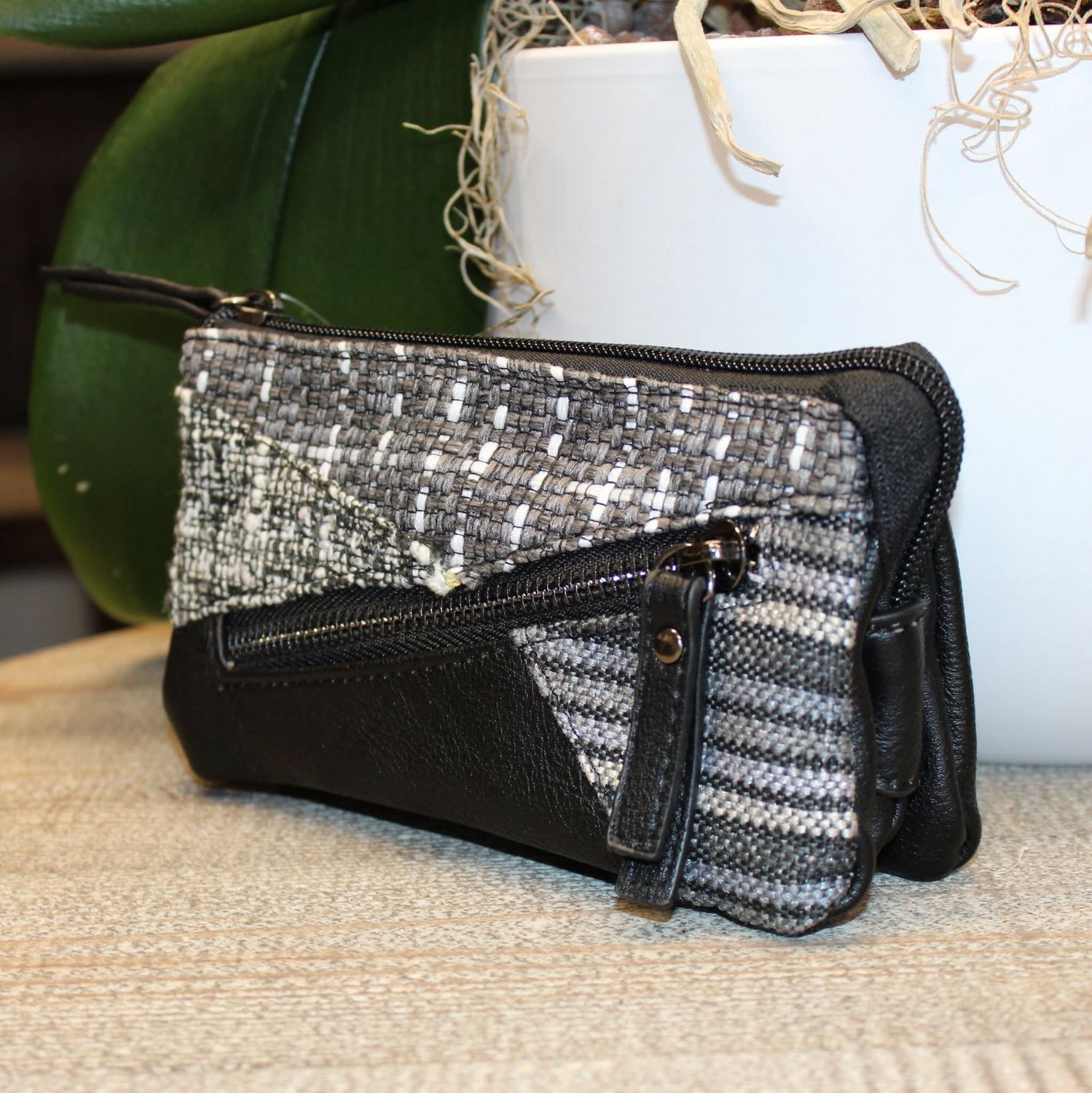 MINI PRIX: Portefeuille en similicuir noir avec détails en tweed