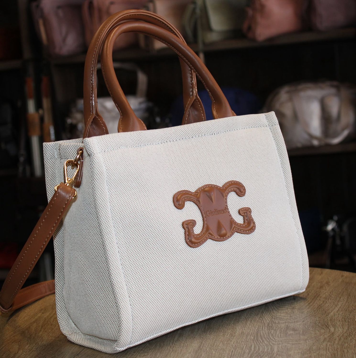 Sac en toile et similicuir cognac.