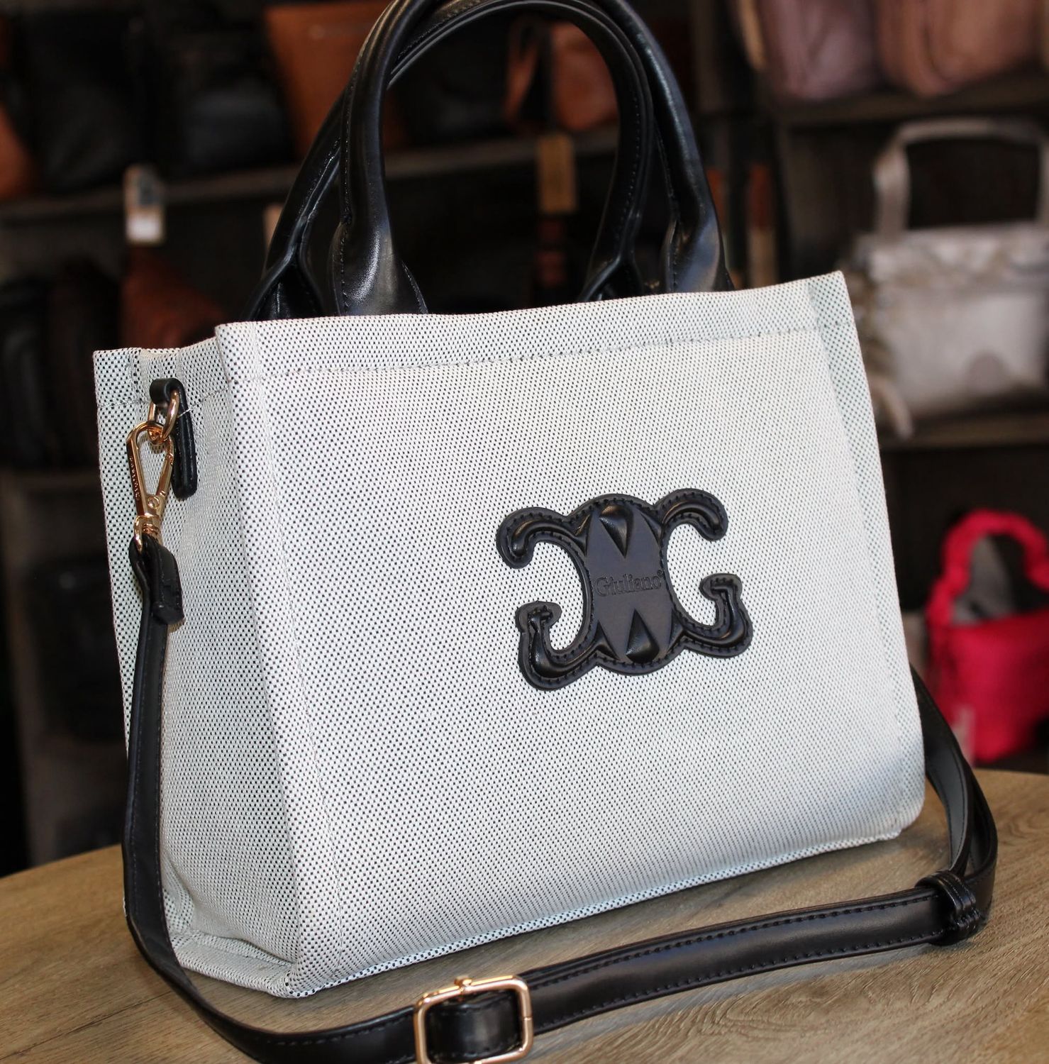 Sac en toile et similicuir noir.