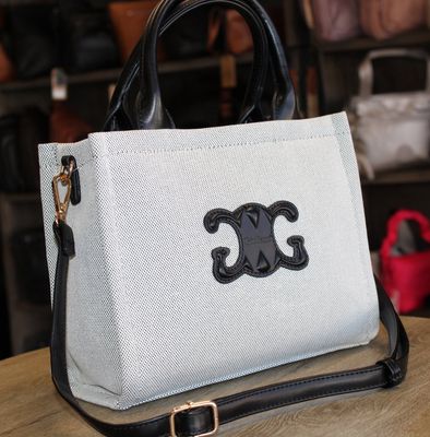 Sac en toile et similicuir noir.
