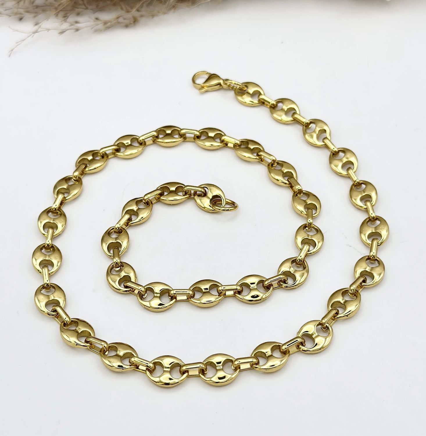 Collier grain de café en acier doré