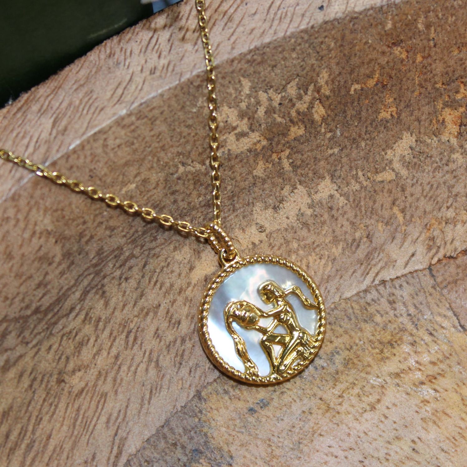 Collier &quot;VERSEAU&quot; en acier doré et nacre