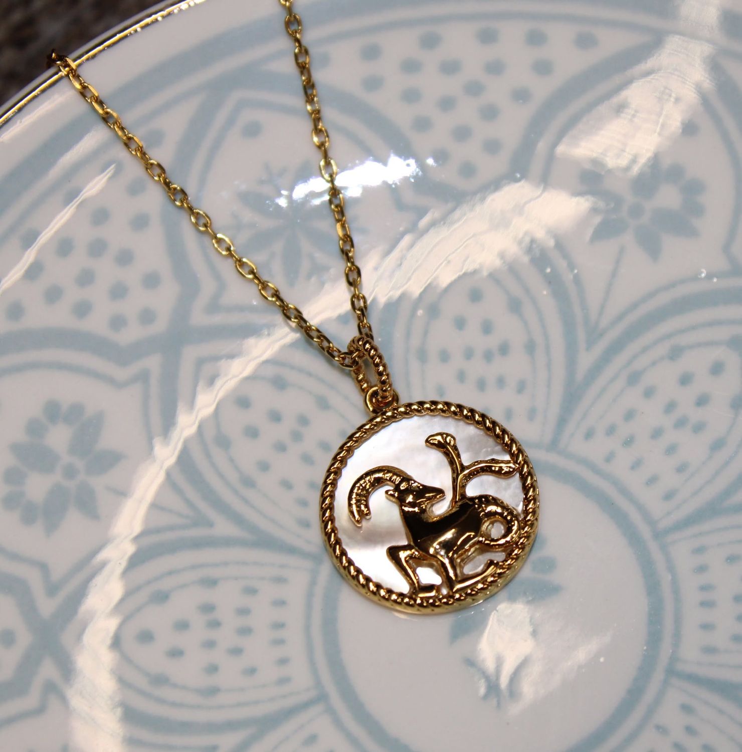 Collier &quot;CAPRICORNE&quot; en acier doré et nacre