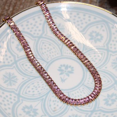 Collier en acier doré et brillants rose