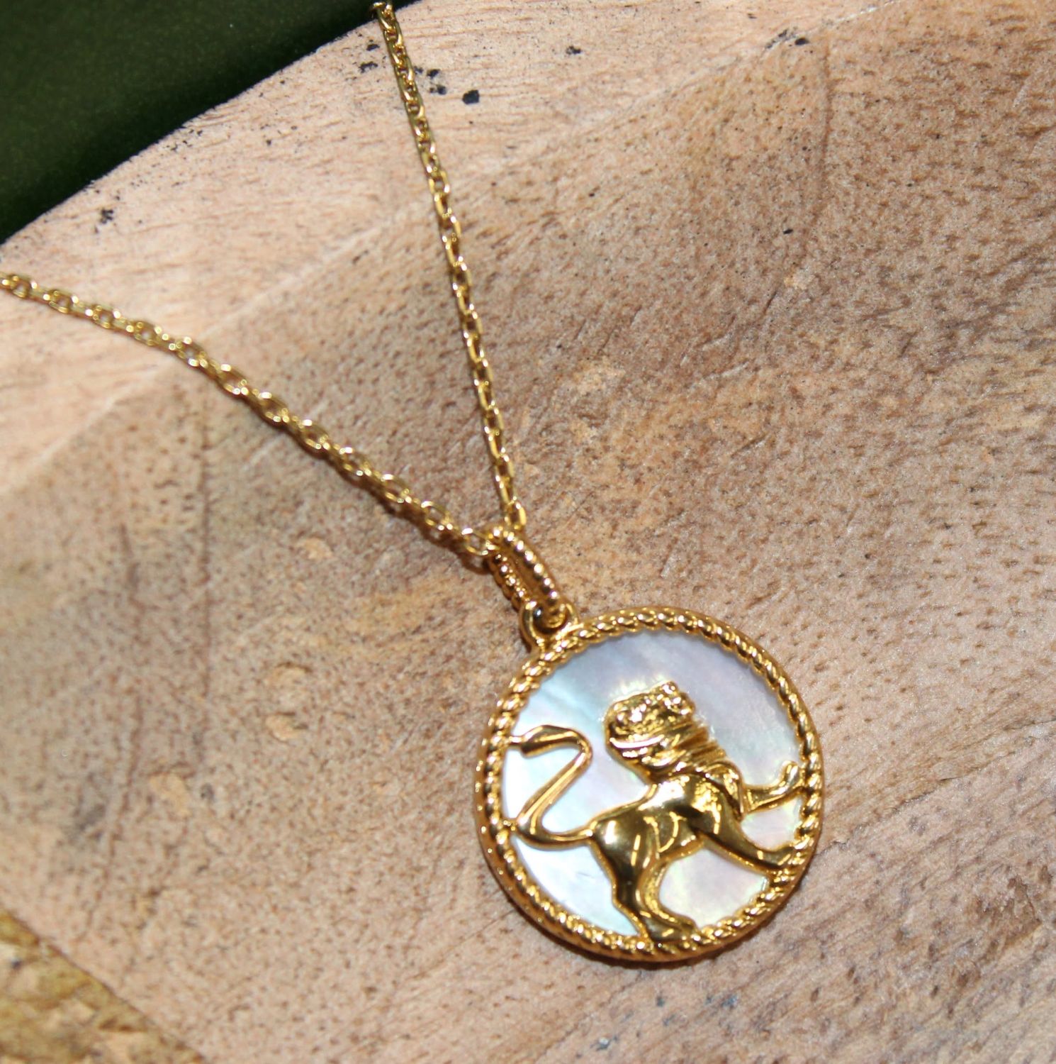 Collier &quot;LION&quot; en acier doré et nacre
