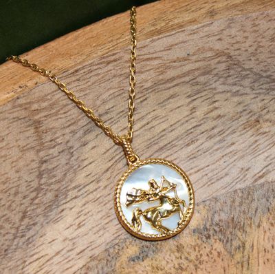 Collier &quot;SAGITTAIRE&quot; en acier doré et nacre