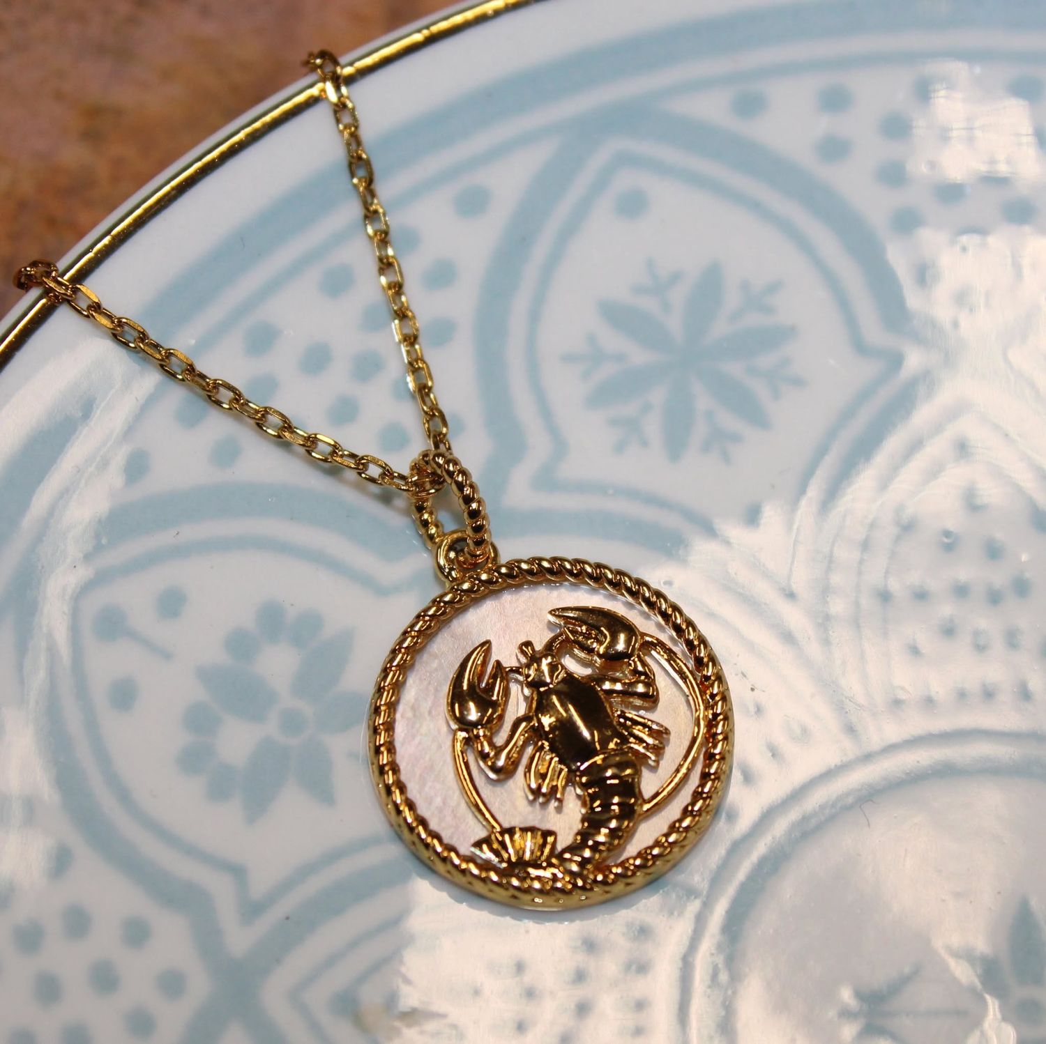Collier &quot;CANCER&quot; en acier doré et nacre