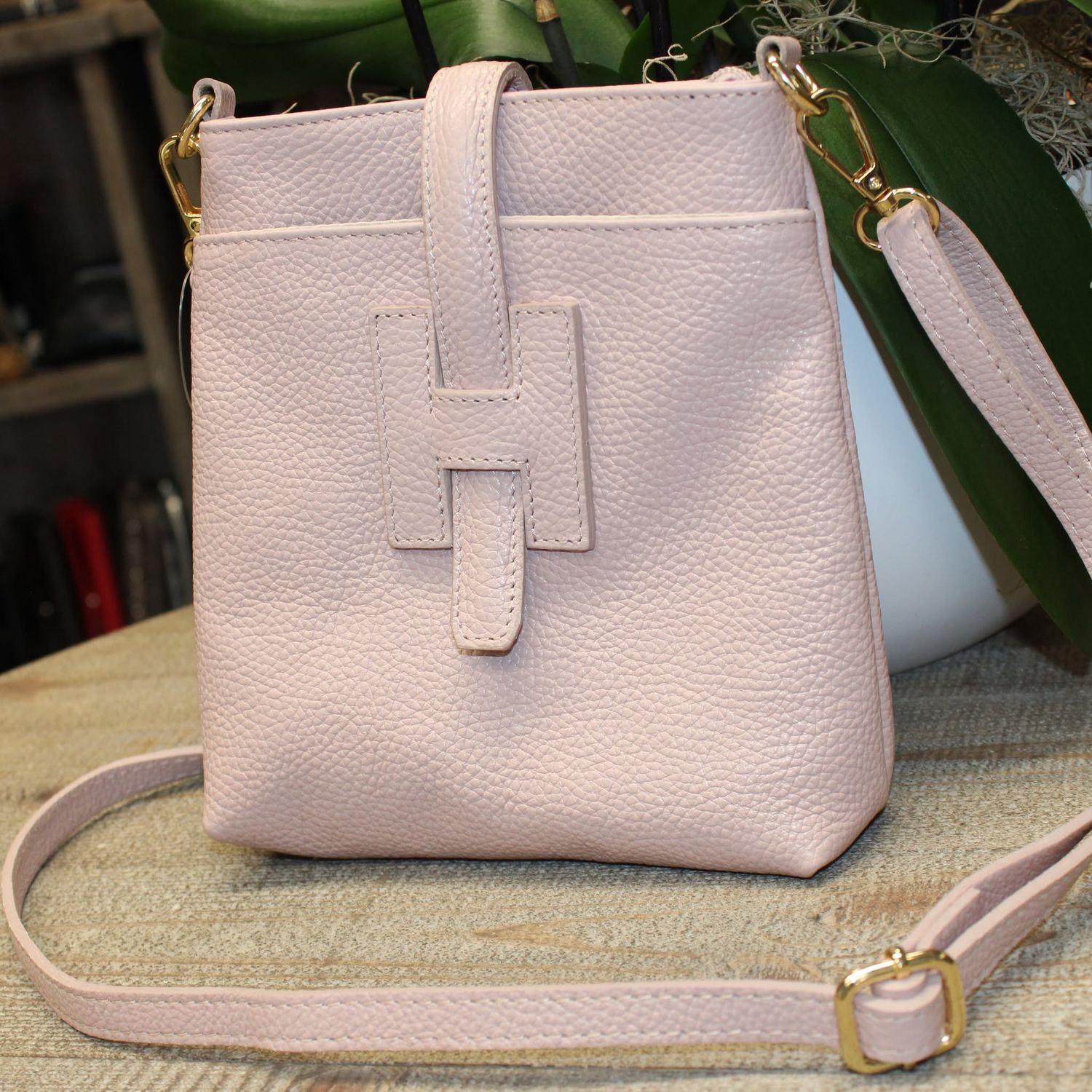 Petit sac bandoulière en cuir rose pâle
