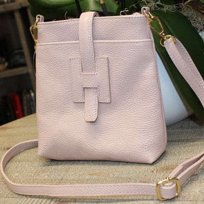 Petit sac bandoulière en cuir rose pâle