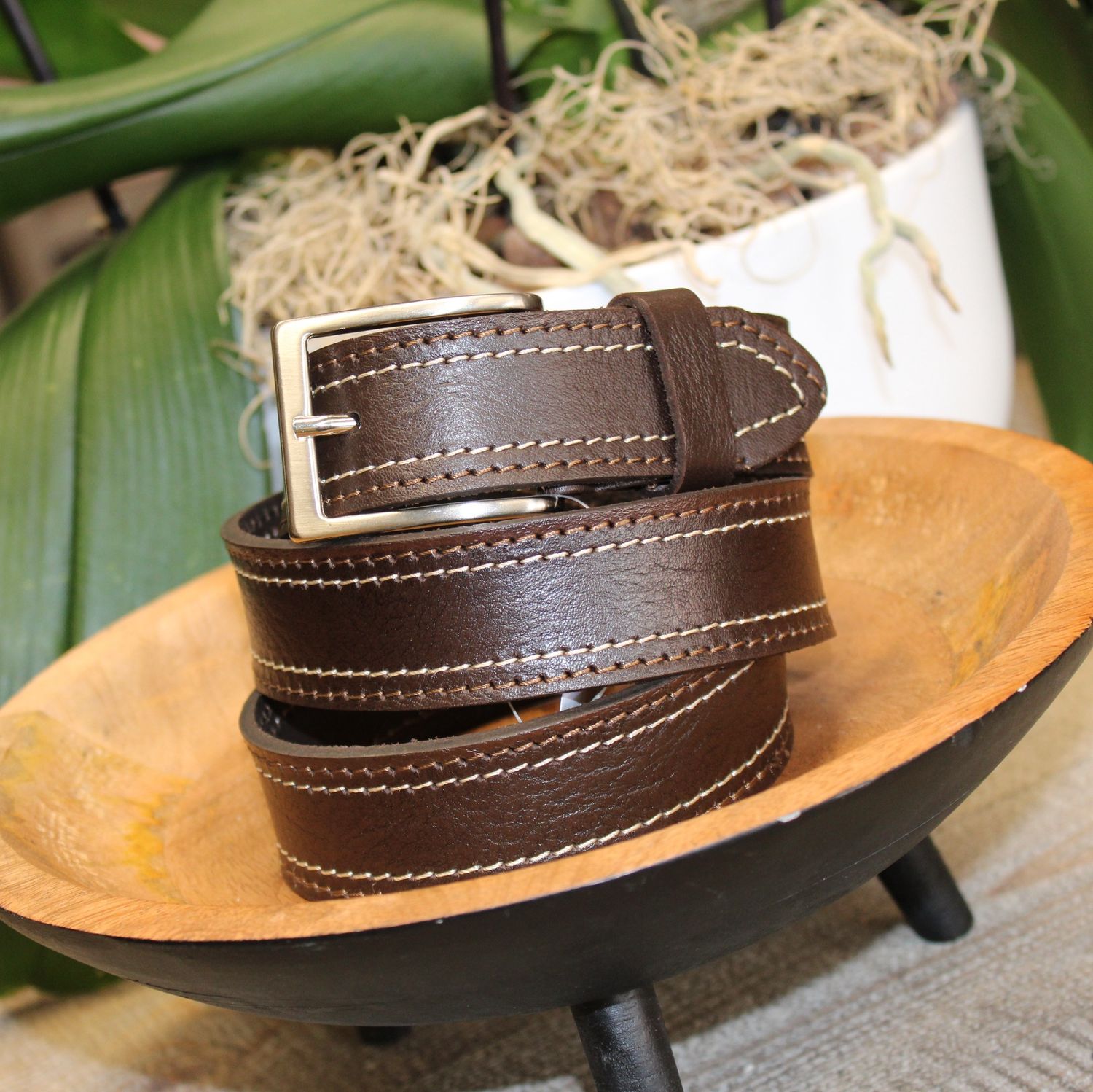 Ceinture en cuir de vachette marron avec couture