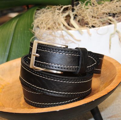 Ceinture en cuir de vachette noir avec couture