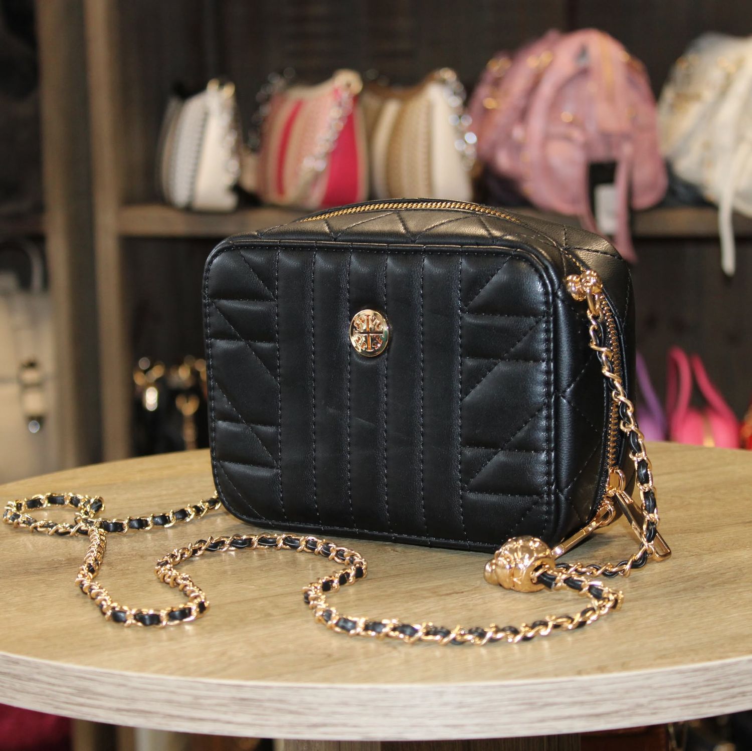 Sac rectangulaire noir à bandoulière