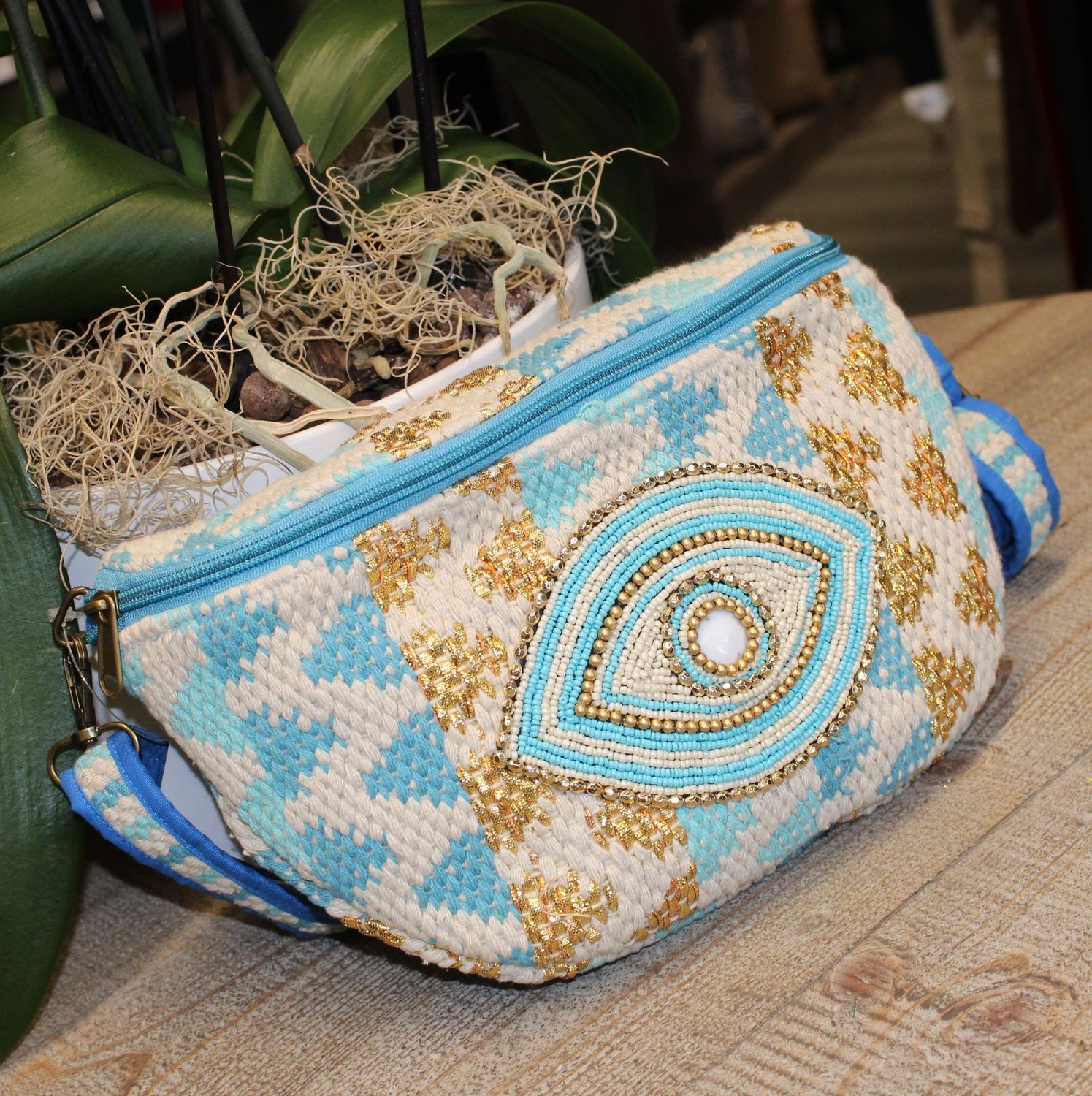 Sac banane bleu clair à motif oeil brodé