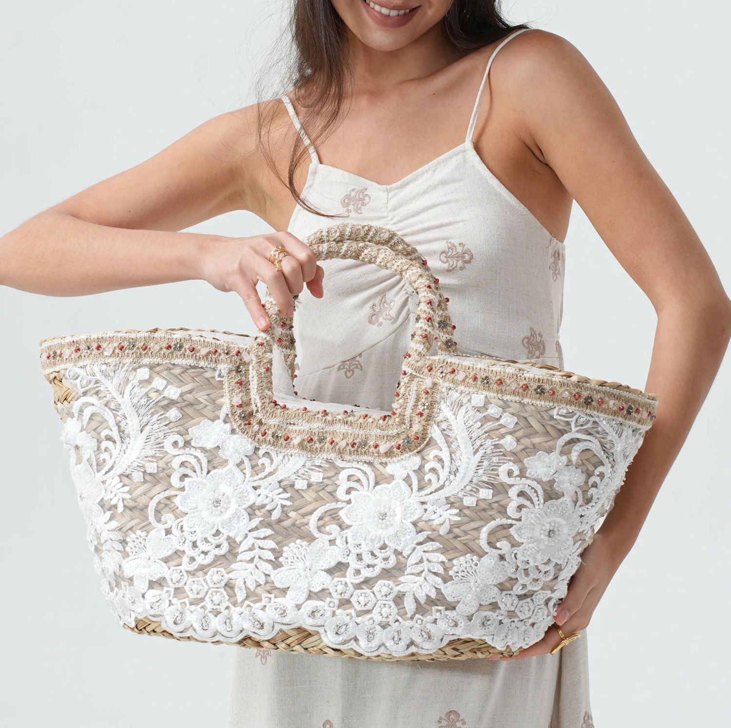 Panier en paille à dentelle blanche