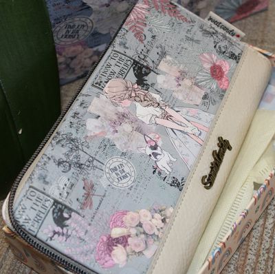 Grand portefeuille beige à imprimés