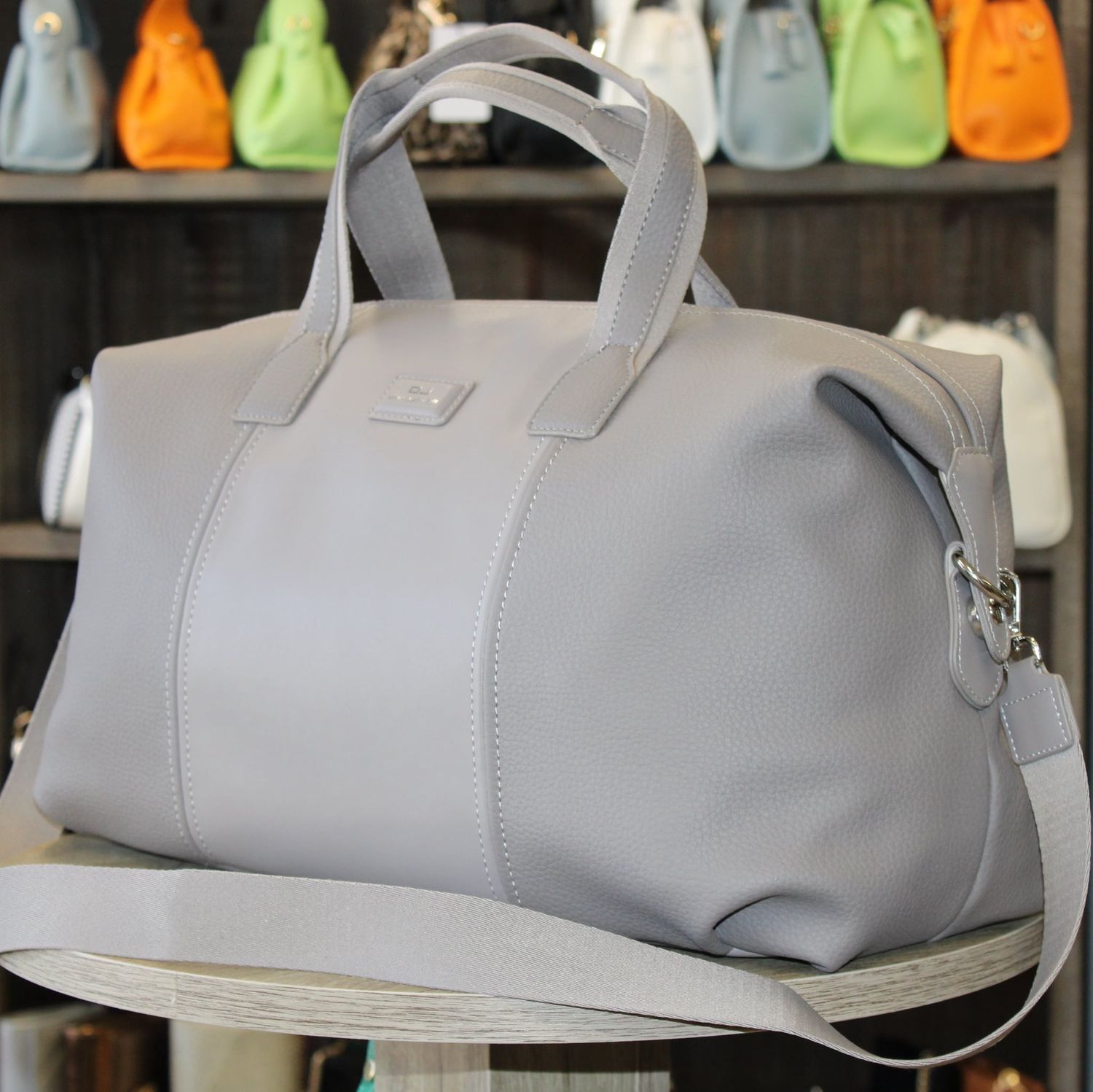 Sac de voyage en similicuir gris