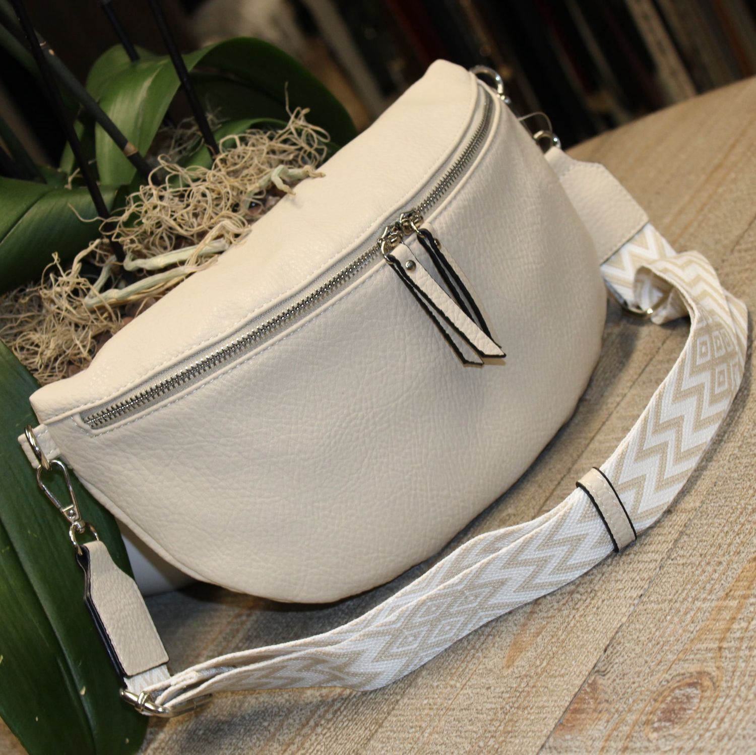 .Sac banane en similicuir beige.