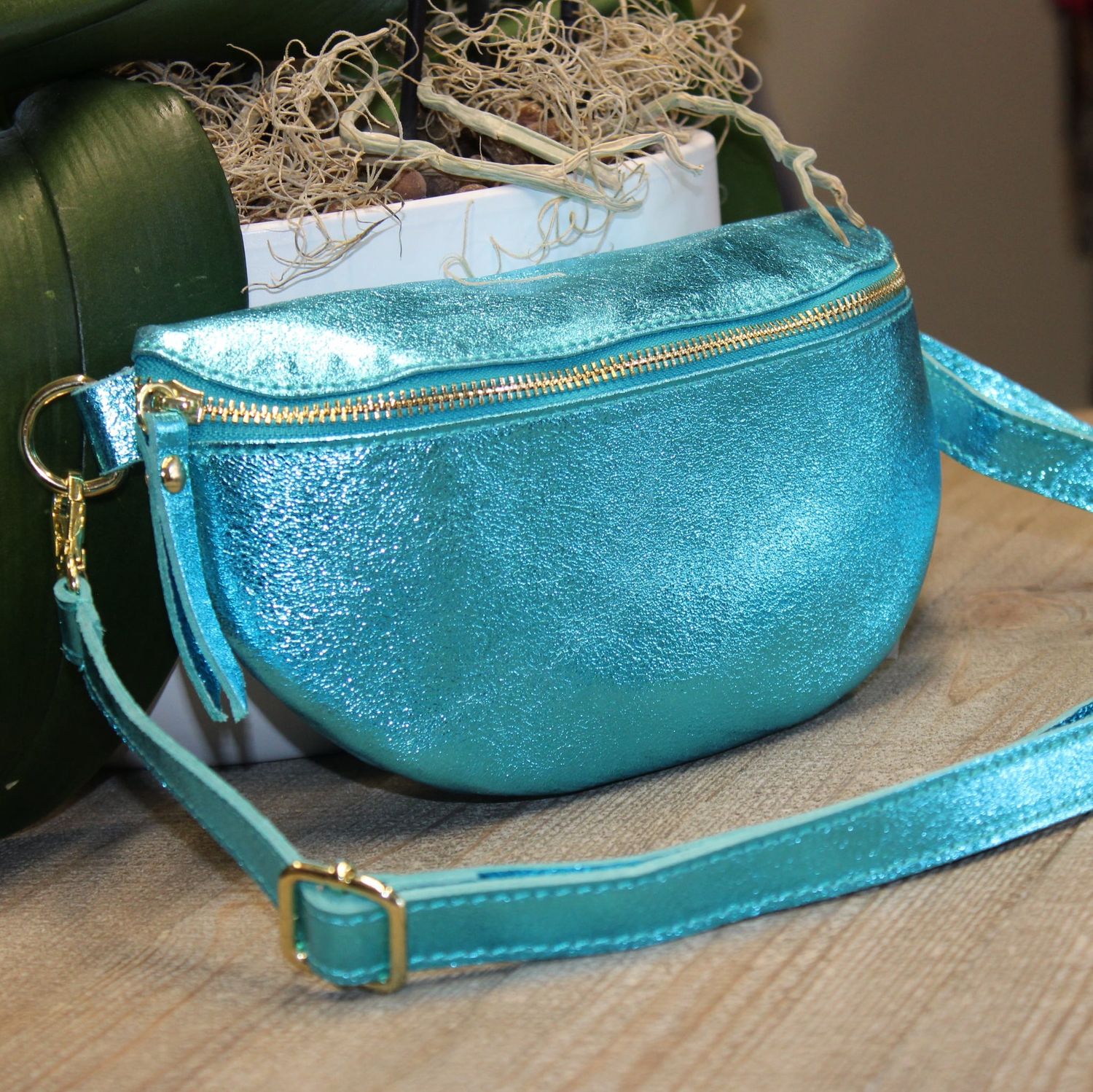 Sac banane en cuir bleu métallisé