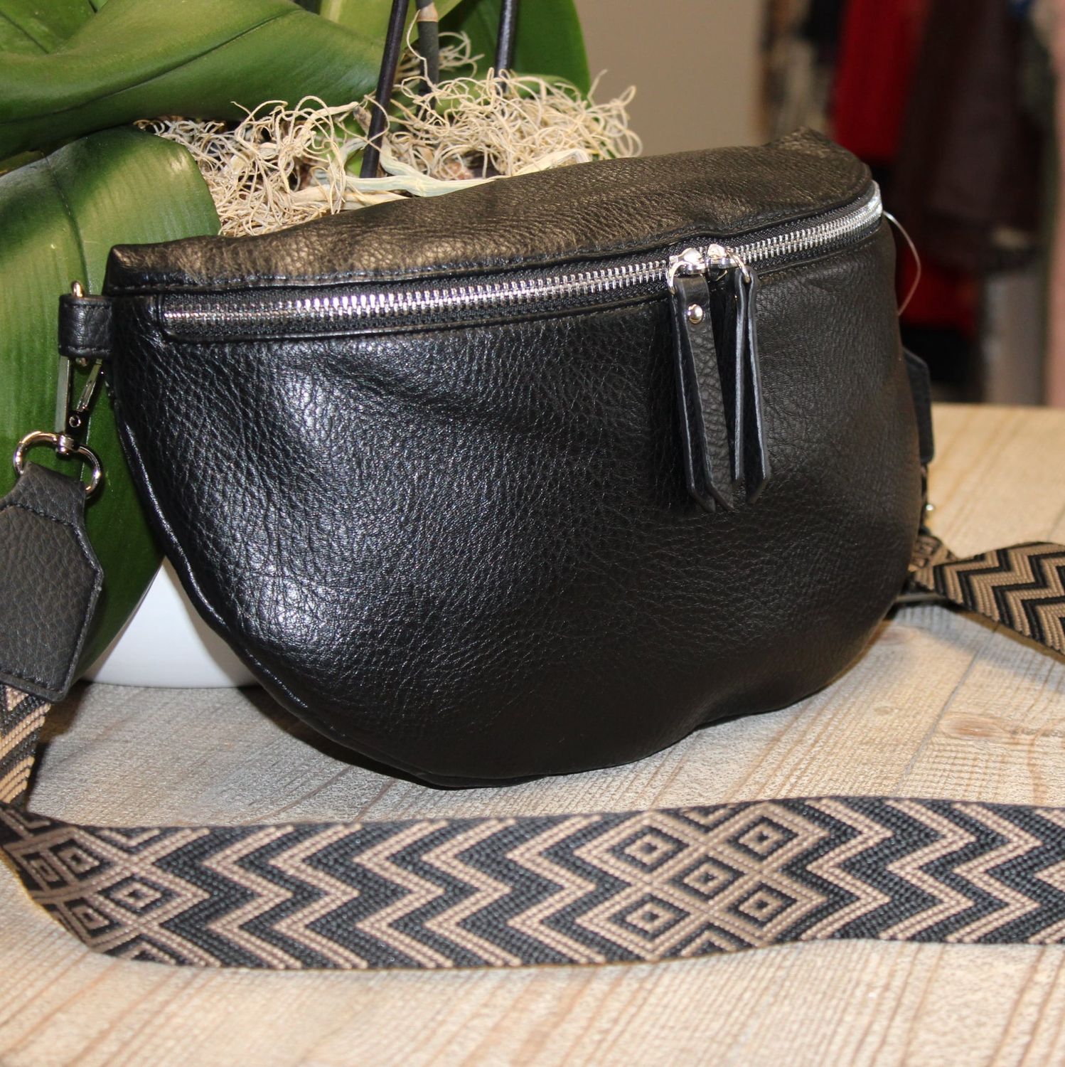 .Sac banane en similicuir noir.