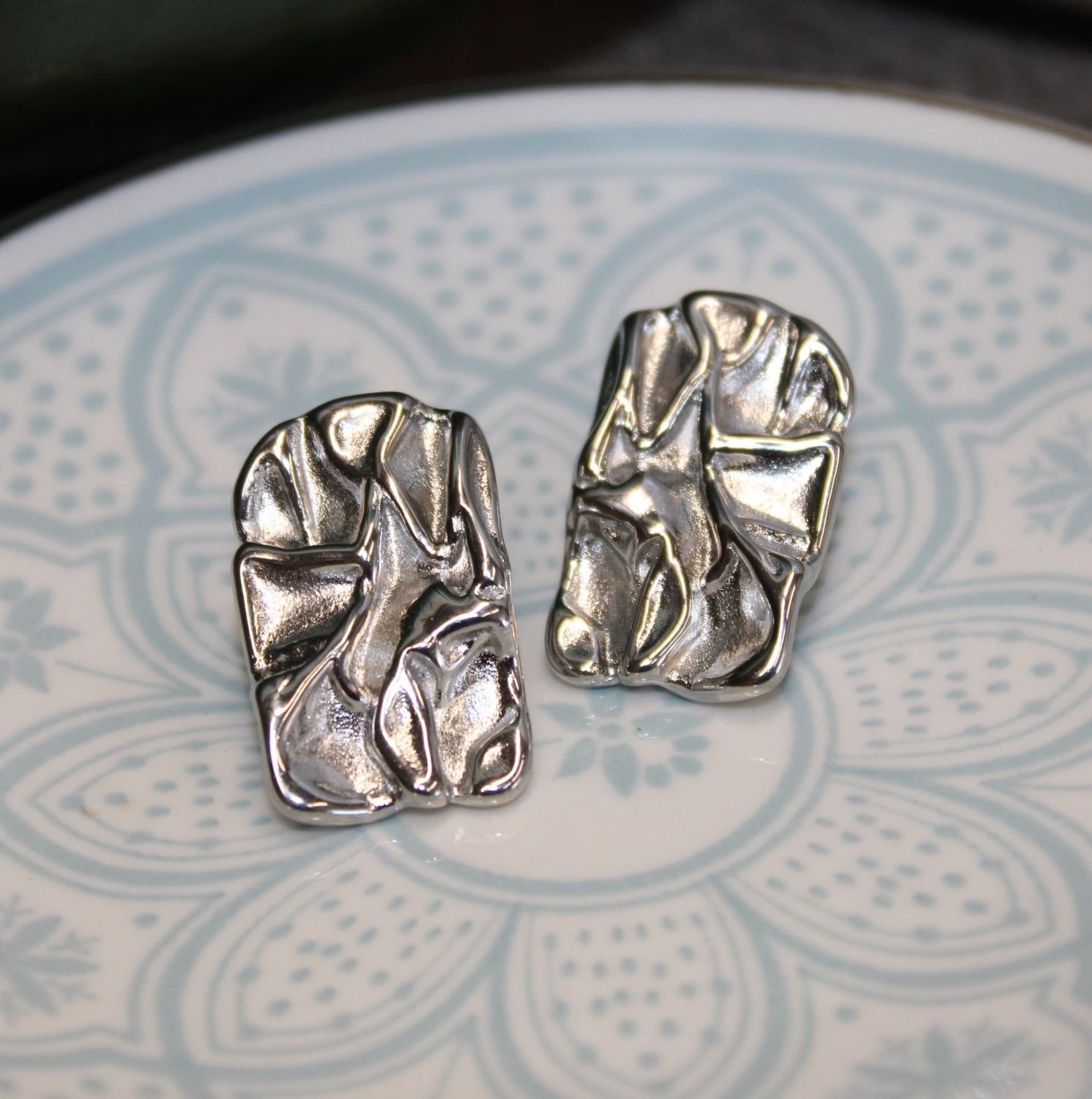Boucles d&#39;oreilles en acier abstrait