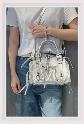 Petit sac à main en cuir argenté