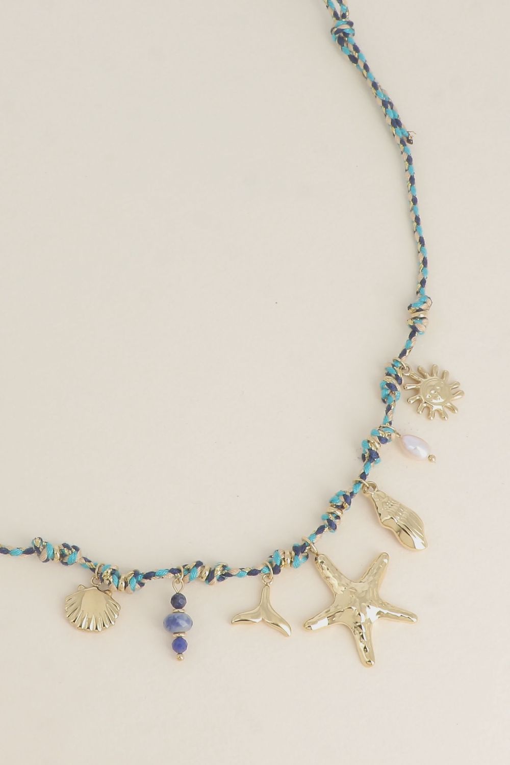 Collier sur cordon bleu avec breloques en acier doré